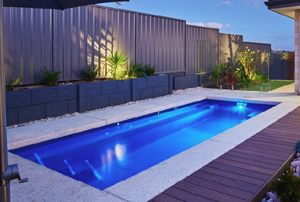 Read more about the article Saltwater Pools vs Chlorine Pools – What’s Better for Your Home?
